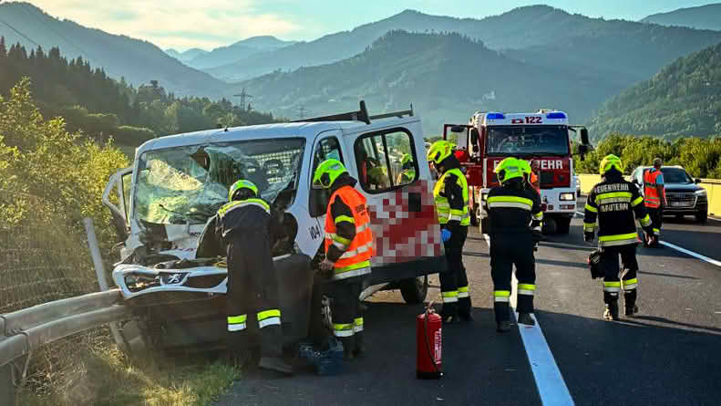 Schwerer Auffahrunfall mit Klein-Lkw