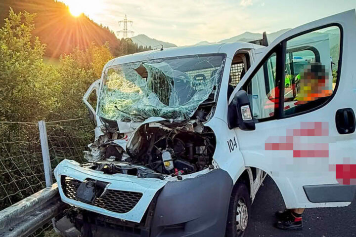 BFV Leoben: Schwerer Auffahrunfall mit Klein-Lkw