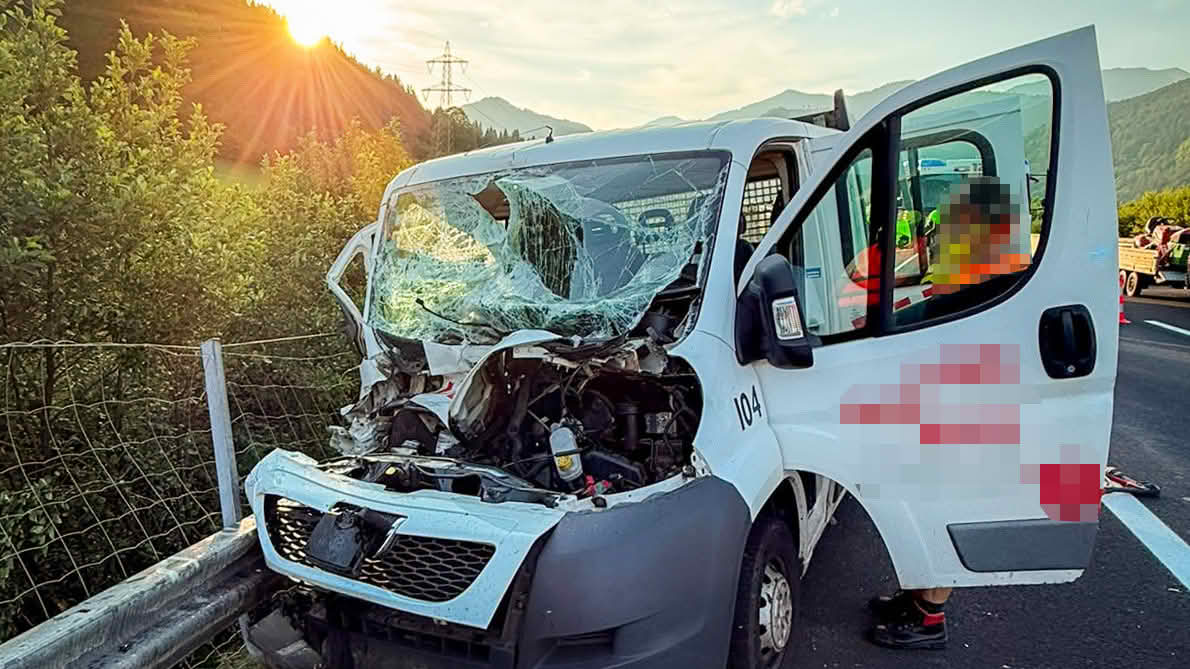 BFV Leoben: Schwerer Auffahrunfall mit Klein-Lkw BFV Leoben: Schwerer Auffahrunfall mit Klein-Lkw