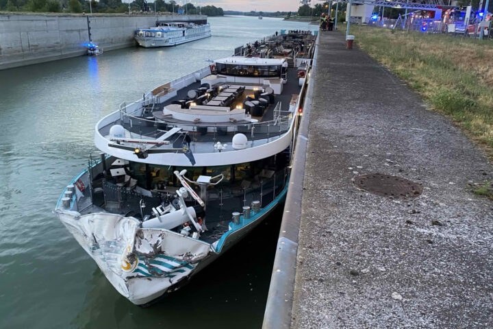 BF Wien: Kreuzfahrtschiff kollidiert mit Kaimauer und Schleusentor