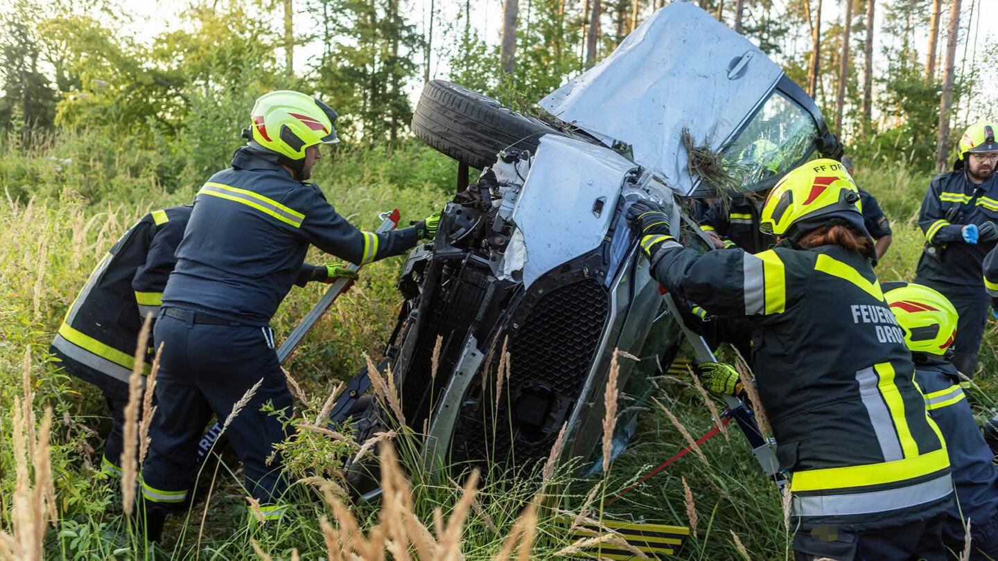Fahrzeugüberschlag auf der B37