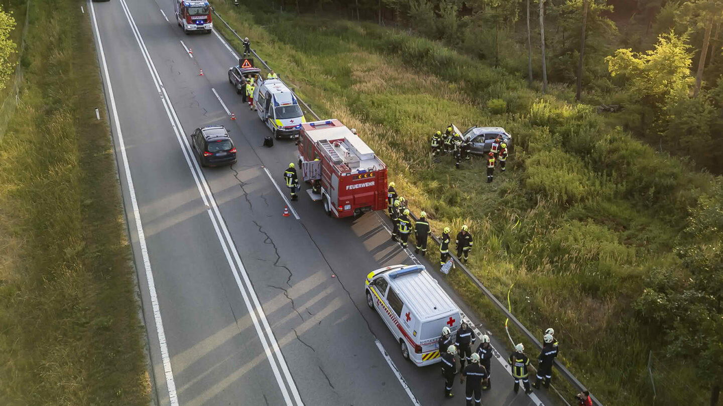 BFK Krems: Menschenrettung nach Fahrzeugüberschlag auf der B37