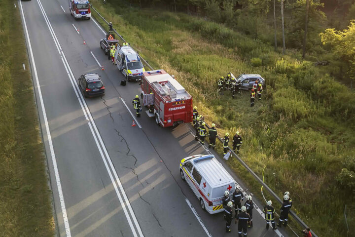 BFK Krems: Menschenrettung nach Fahrzeugüberschlag auf der B37