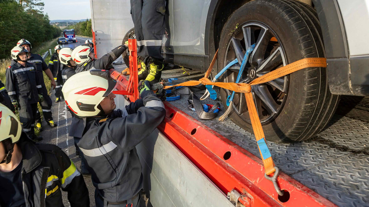 Fahrzeugüberschlag auf der B37