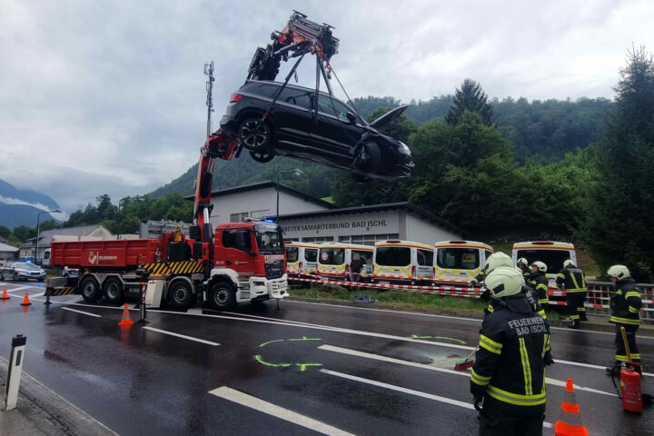 FF Bad Ischl: Verkehrsunfall auf der B145 in Bad Ischl/Roith endete glimpflich