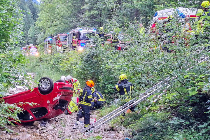 FF Bad Goisern: Vollbesetzter PKW in Bachbett gestürzt