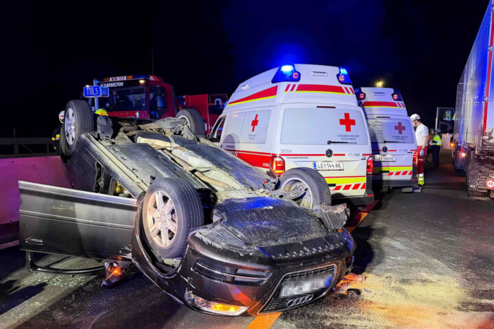 BFV Leoben: Verkehrsunfall auf der A9 – Pkw überschlägt sich nach Auffahrunfall mit Lkw