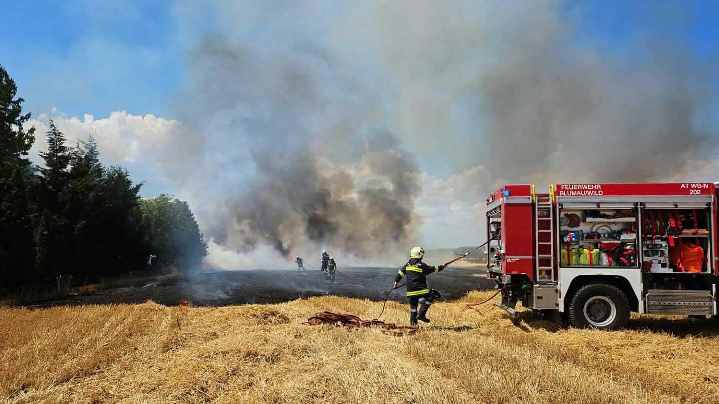 Großeinsatz bei Bahndammbrand