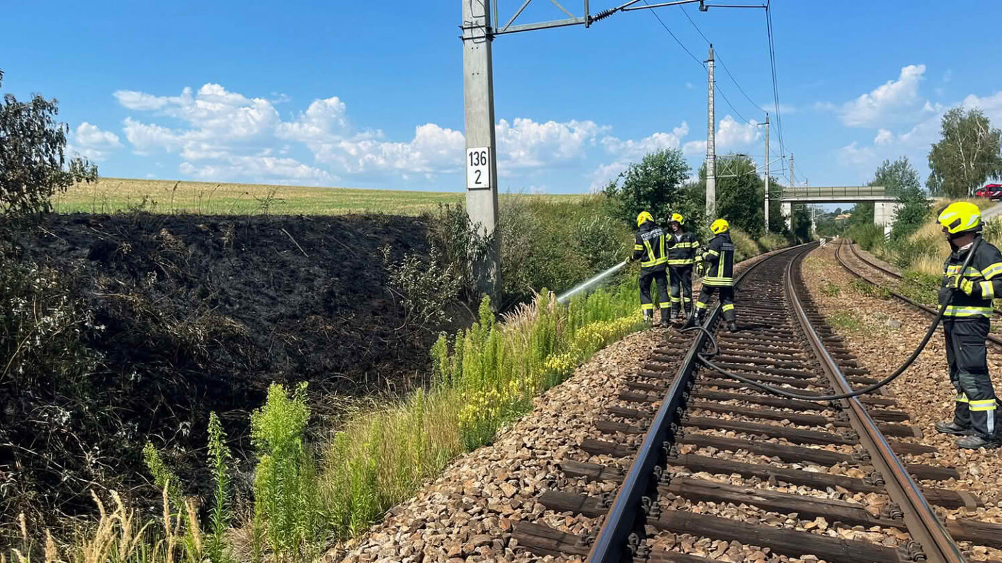Großeinsatz bei Bahndammbrand