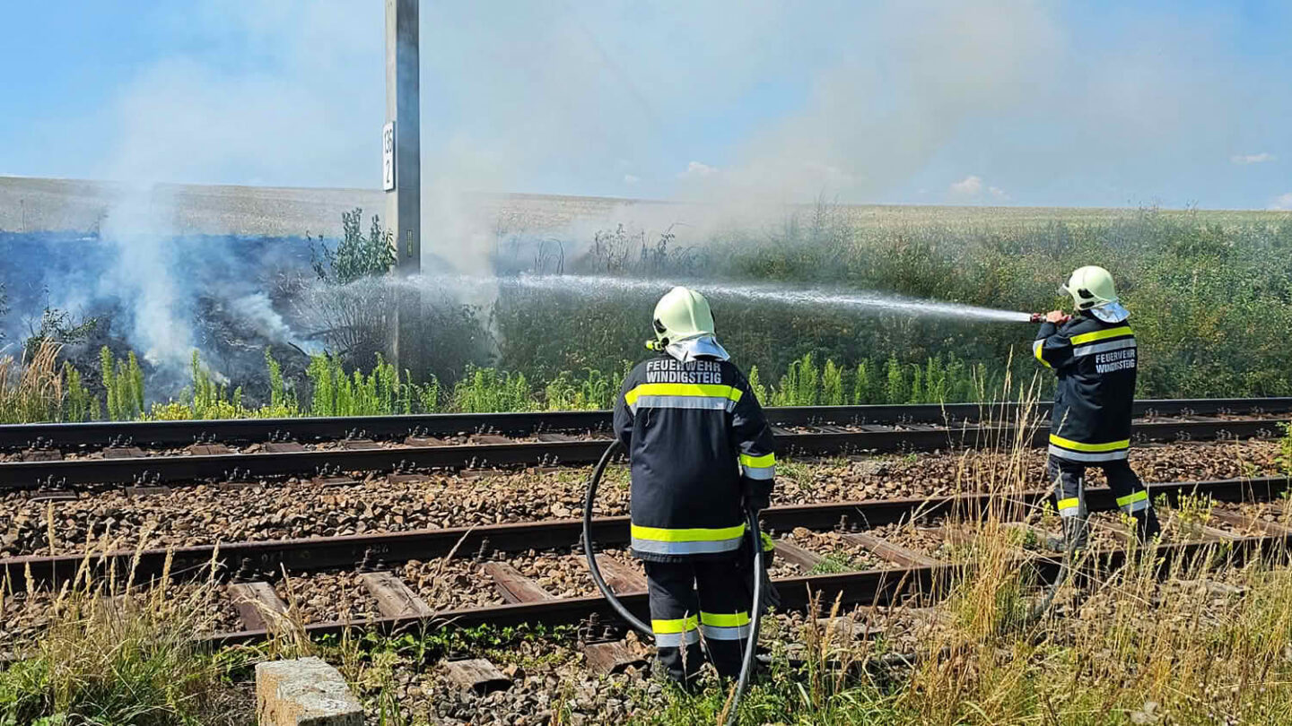 Großeinsatz bei Bahndammbrand