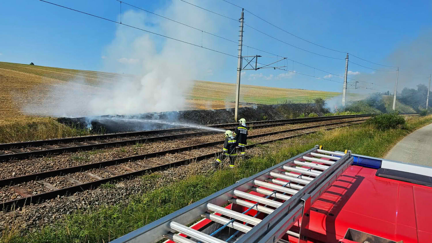 Großeinsatz bei Bahndammbrand