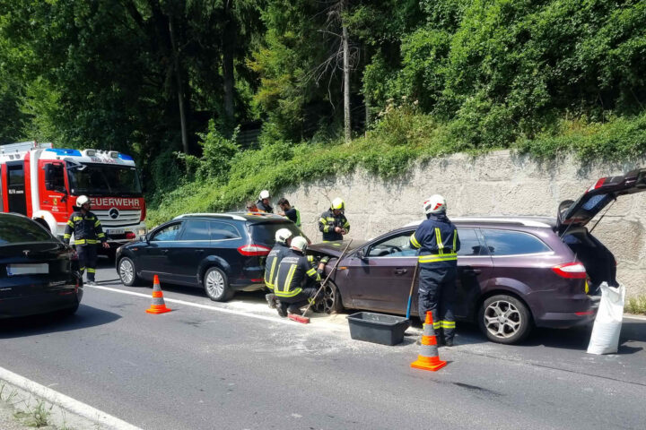 FF Bad Ischl: B145, Auffahrunfall sorgt für massive Verkehrsbehinderung