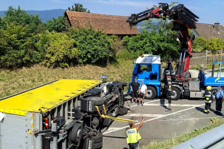 BFVDL: LKW-Bergung auf der B76 im Johngraben