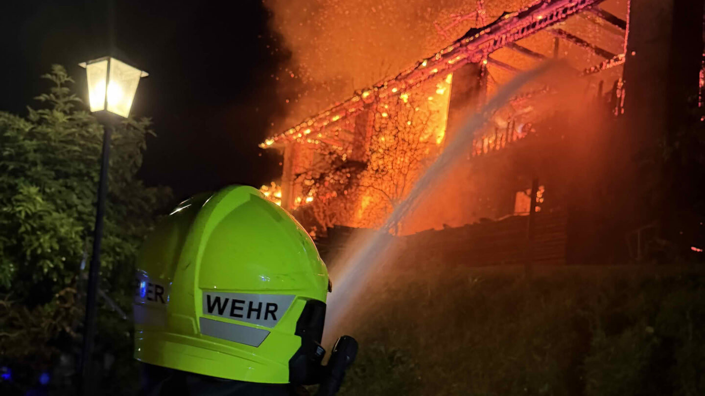 AFK Millstatt – Radenthein: Wirtschaftsgebäude in Obermillstatt in Vollbrand