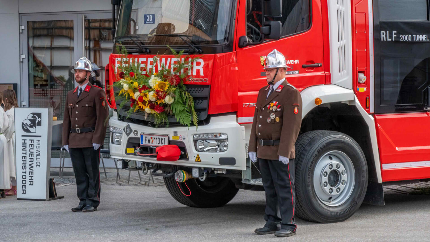 FF Hinterstoder: Zwei neue Fahrzeuge, ein großer Tag: Feldmesse und Fahrzeugsegnung FF Hinterstoder: Zwei neue Fahrzeuge, ein großer Tag: Feldmesse und Fahrzeugsegnung