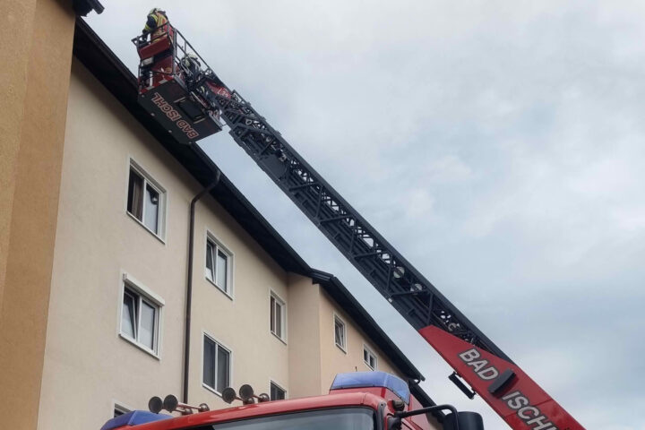 FF Bad Ischl: Unterstützung Rotes Kreuz bei Personenrettung