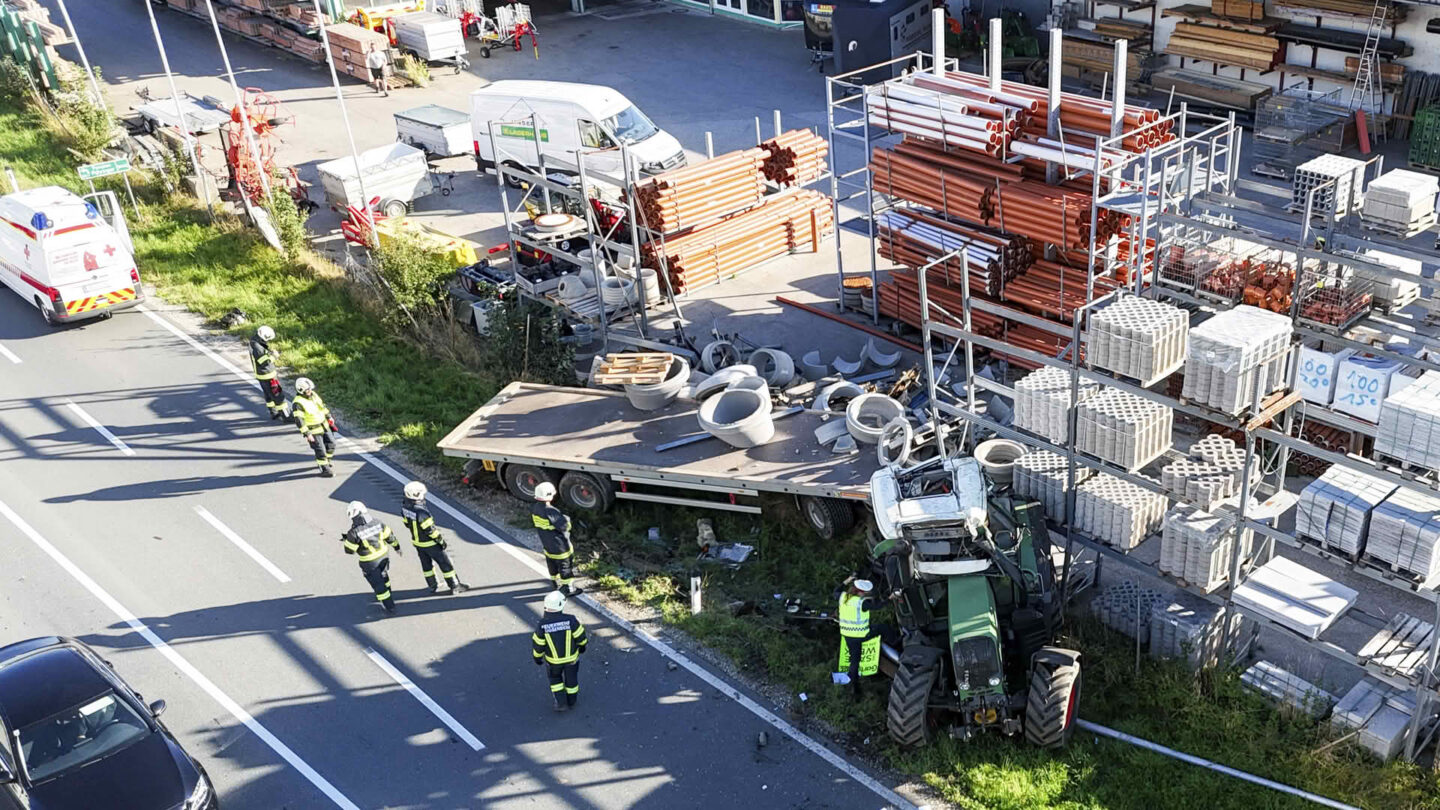 Traktorgespann überschlägt sich - Einsturz Schwerlastregal