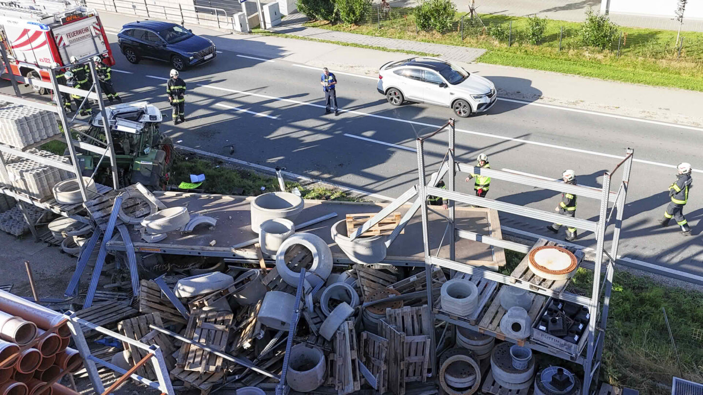 Traktorgespann überschlägt sich - Einsturz Schwerlastregal