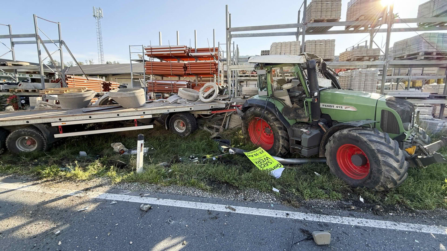 Traktorgespann überschlägt sich - Einsturz Schwerlastregal