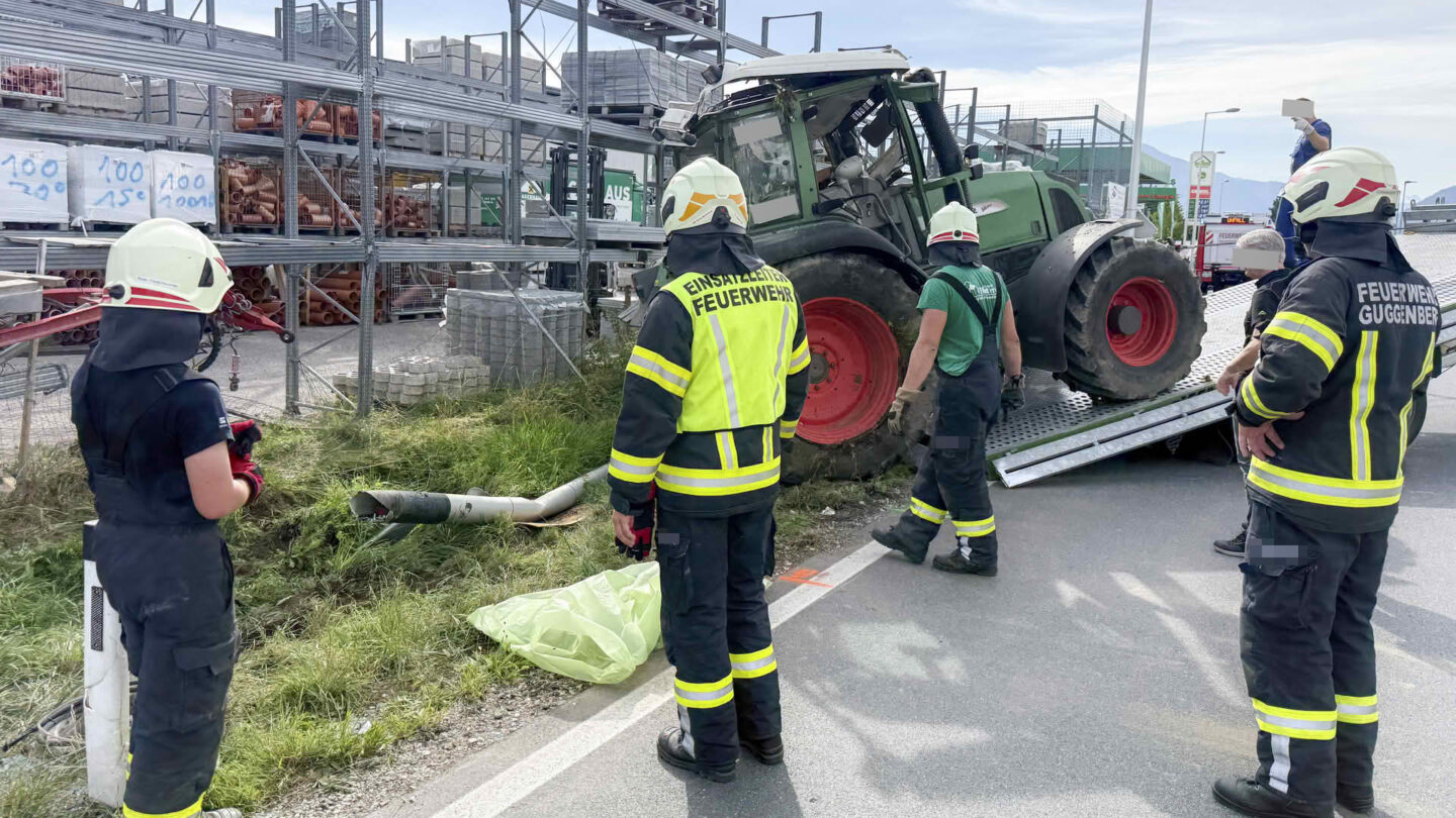 Traktorgespann überschlägt sich - Einsturz Schwerlastregal