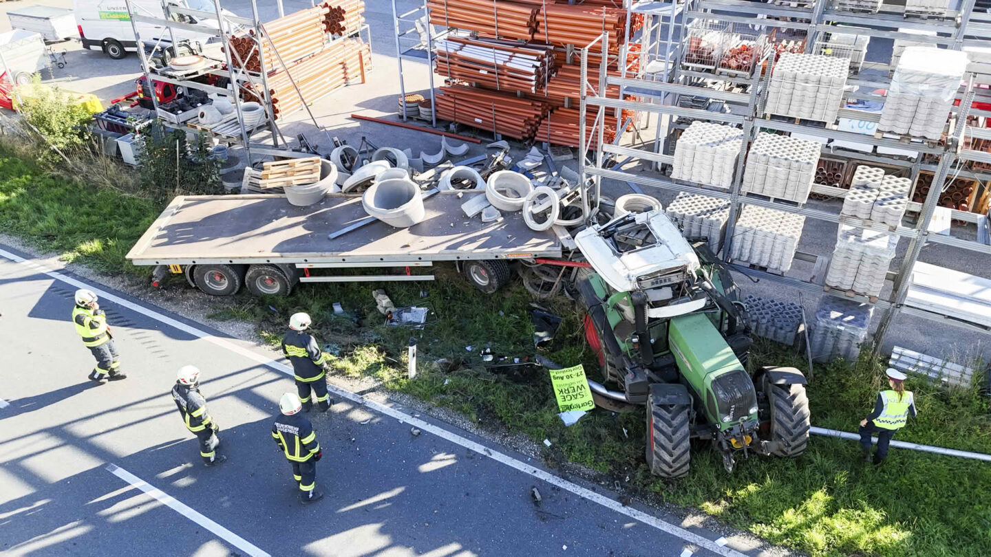 AFK Mondsee: Traktorgespann überschlägt sich und bringt Schwerlastregal zum Einsturz AFK Mondsee: Traktorgespann überschlägt sich und bringt Schwerlastregal zum Einsturz