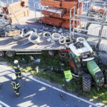 AFK Mondsee: Traktorgespann überschlägt sich und bringt Schwerlastregal zum Einsturz