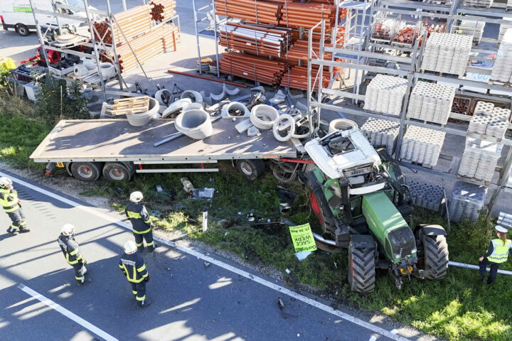AFK Mondsee: Traktorgespann überschlägt sich und bringt Schwerlastregal zum Einsturz
