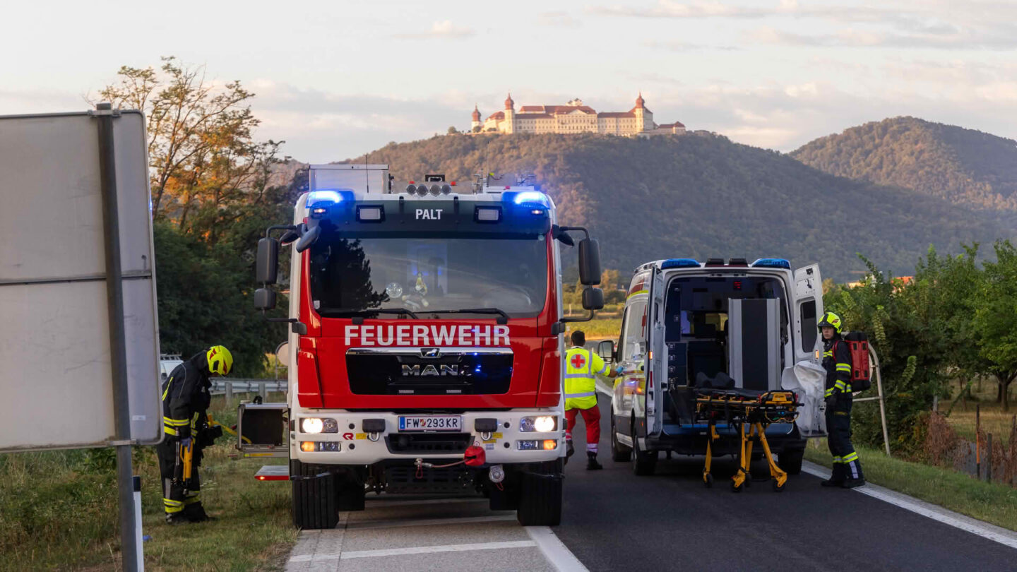 BFK Krems: Menschenrettung nach Verkehrsunfall bei Palt