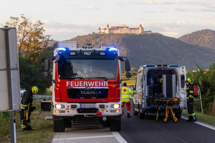 BFK Krems: Menschenrettung nach Verkehrsunfall bei Palt