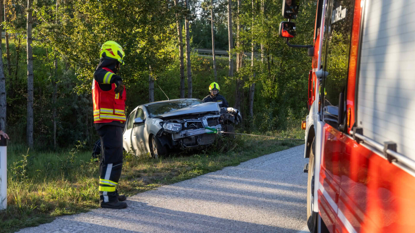 Menschenrettung nach Verkehrsunfall bei Palt