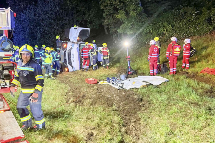 AFK Mondsee: Kleintransporter überschlägt sich auf der A1