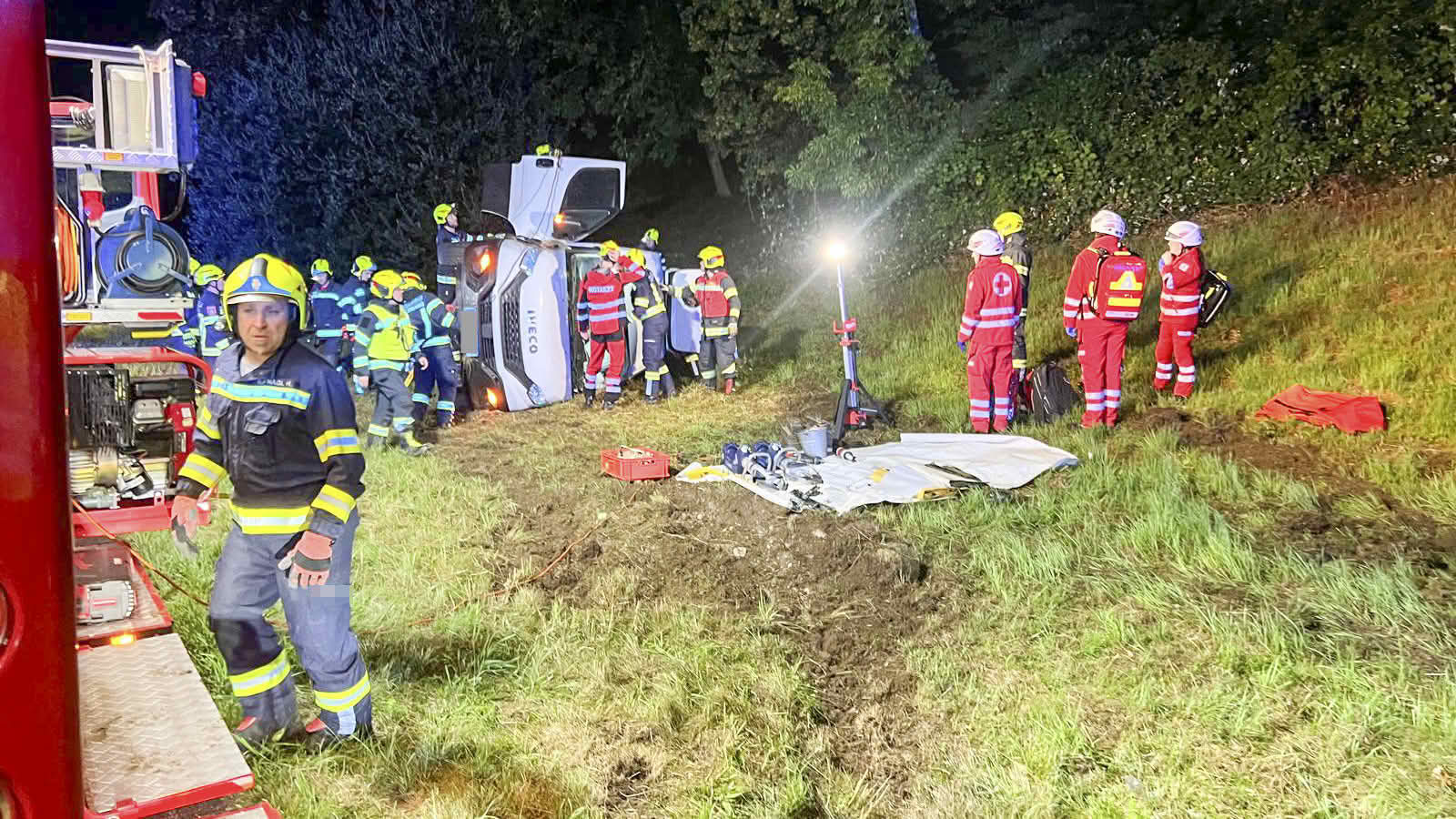 AFK Mondsee: Kleintransporter überschlägt sich auf der A1 AFK Mondsee: Kleintransporter überschlägt sich auf der A1