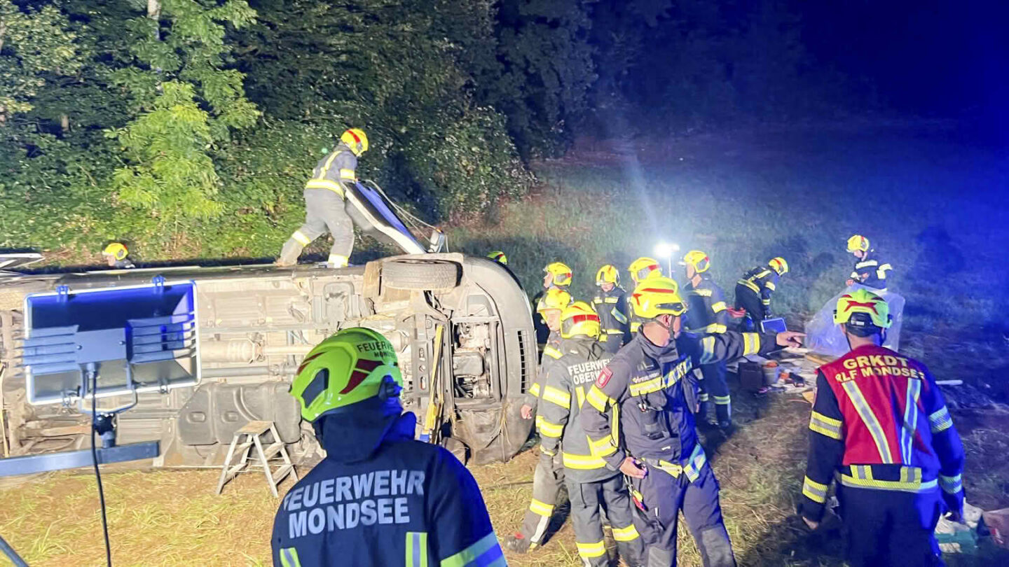 Kleintransporter überschlägt sich auf der A1