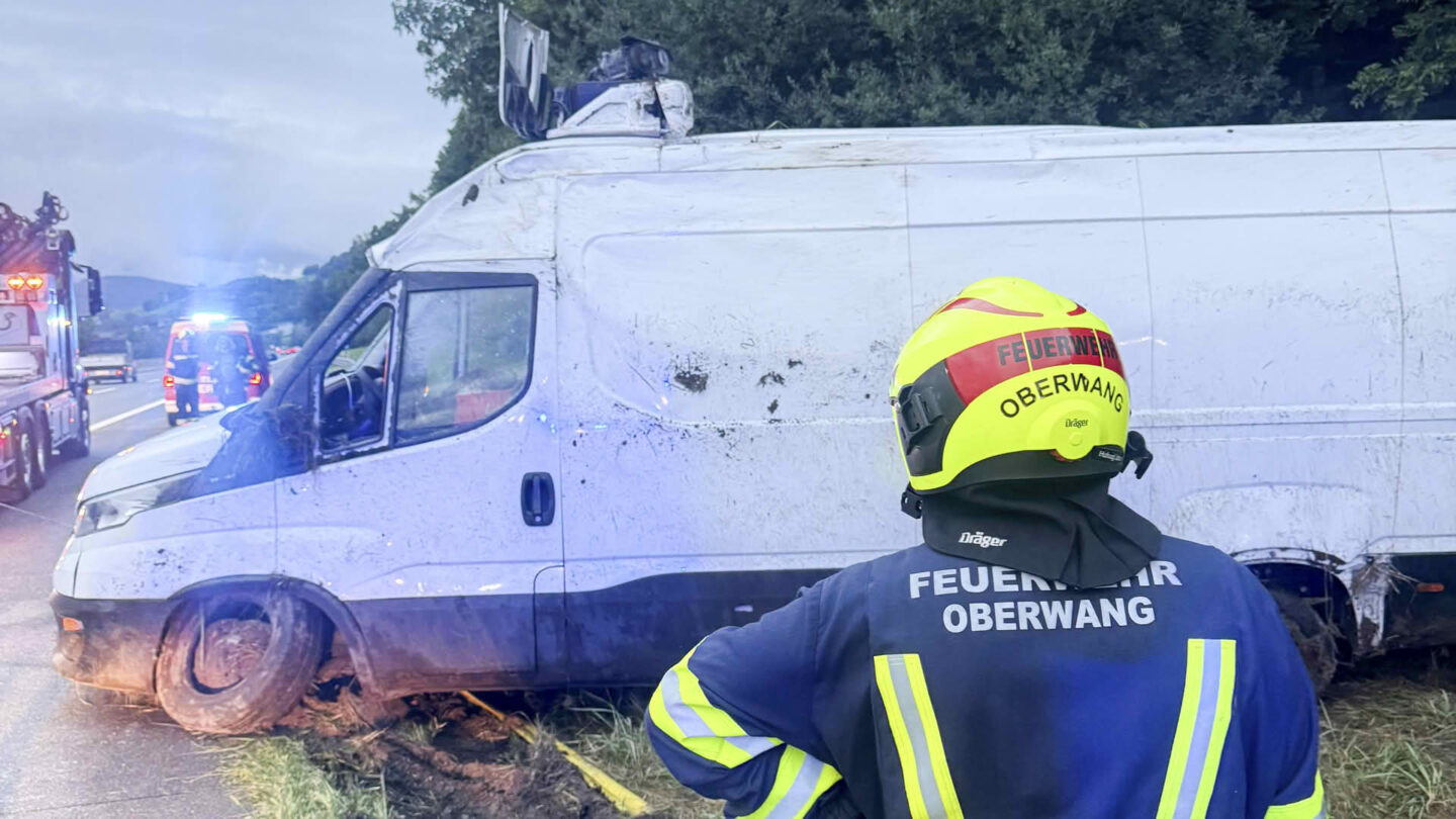 Kleintransporter überschlägt sich auf der A1