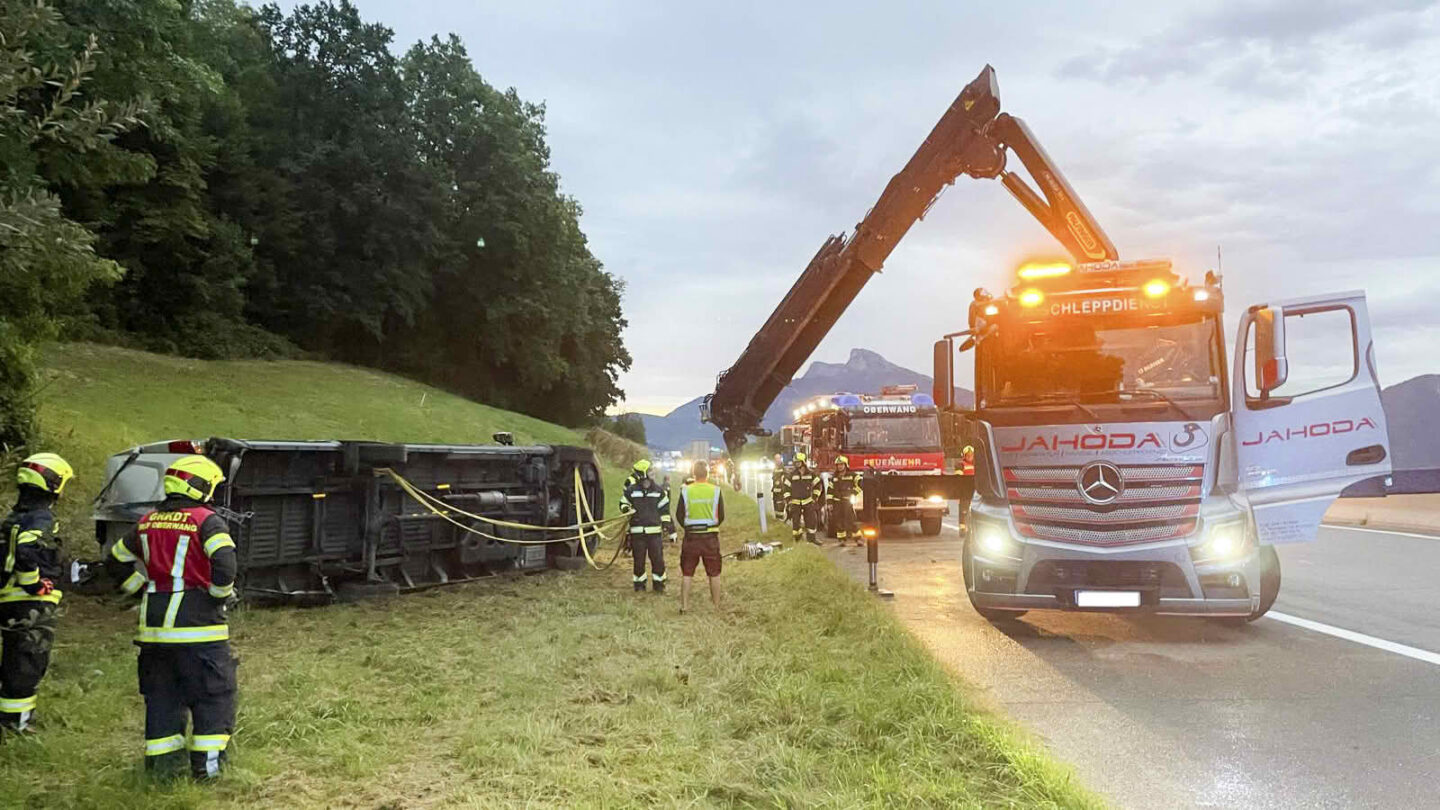 Kleintransporter überschlägt sich auf der A1