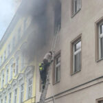 Berufsfeuerwehr Wien: Brand eines E-Scooter-Akkus – Person aus Brandwohnung gerettet
