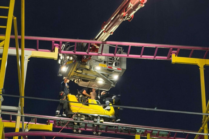 BF Wien: Personen in Zwangslage auf einer Hochschaubahn im Prater BF Wien: Personen in Zwangslage auf einer Hochschaubahn im Prater