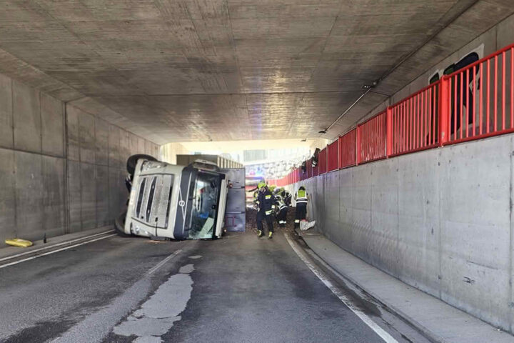 HFW Villach: LKW-Zug stürzt in Eisenbahnunterführung um