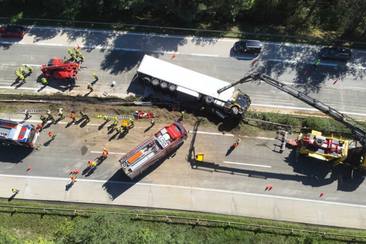 HFW Villach: Schwerer LKW-Unfall auf der A2 bei Villach-Warmbad HFW Villach: Schwerer LKW-Unfall auf der A2 bei Villach-Warmbad