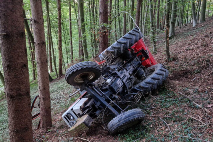 BFV Feldbach: Traktor im Wald umgekippt BFV Feldbach: Traktor im Wald umgekippt