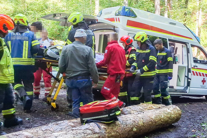FF Bad Goisern: Verletzter bei Forstarbeiten FF Bad Goisern: Verletzter bei Forstarbeiten