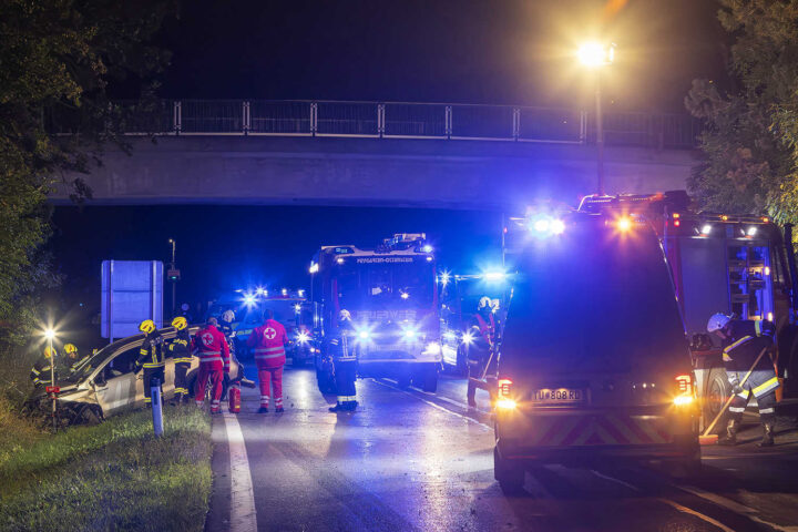 BFK Krems: Menschenrettung nach Verkehrsunfall bei Rastenfeld