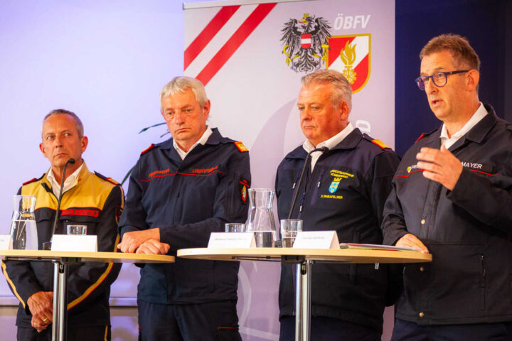 Feuerwehr im Dauer-Waldbrand-Einsatz Feuerwehr im Dauer-Waldbrand-Einsatz