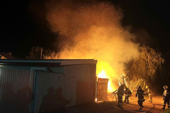 Nächtlicher Schuppenbrand in Pamhagen fordert drei Feuerwehren