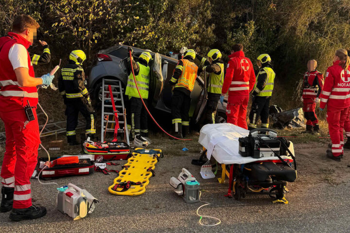 FF Leopoldsdorf: Menschenrettung nach Verkehrsunfall FF Leopoldsdorf: Menschenrettung nach Verkehrsunfall