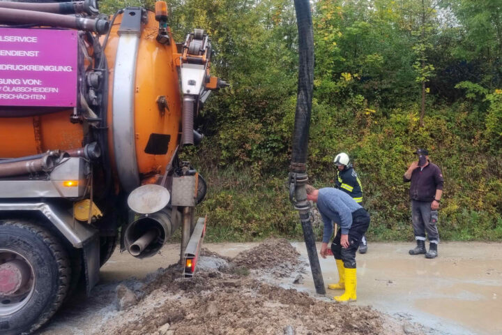 FF Bad Ischl: Dieselaustritt groß und PKW-Bergung FF Bad Ischl: Dieselaustritt groß und PKW-Bergung